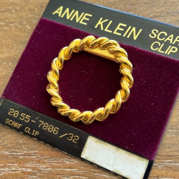 Vintage ANNE KLEIN Gold Tone Round Braid Mesh Scarf Clip New on Card - Picture 2 of 4
